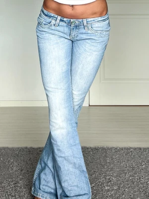 Jeans - Midjemått: 36cm rakt över, innerbenslängd: 80cm 
