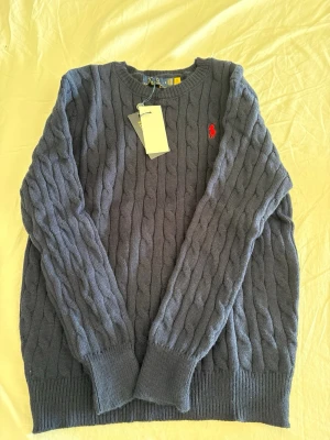 Cable Knit Cotton Sweater - Stickad Tröja - Mörkblå - Säljer en Polo Ralph Lauren tröja aldrig använd storlek S med måtten: Längd: 60cm Axelbredd: 35cm