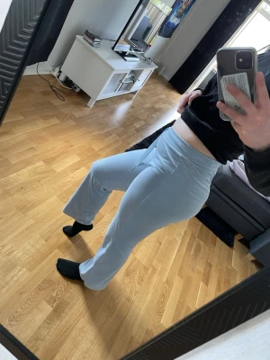 Gina Tricot mjukisbyxor  - Säljer mina Gina Tricot velour mjukisbyxor🩵