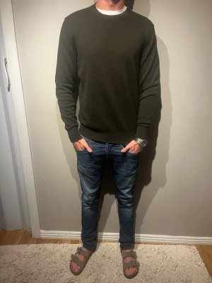 Massimo Dutti crewneck - Tröja ifrån massimo dutti. Färgen är olivgrön. Storleken är S. Tröjan är i mycket bra skick. Modellen är 177cm. Och väger 65kg. Skriv för mer info