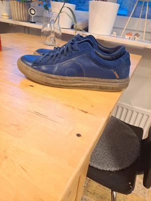 Navy ghost sneaker från oliver cabell - Snygga blå sneakers från oliver cabell. Kommer med låda och dustbag. Storlek 40 men passar även 41. Finns en liten difekt se på bild 5. Säljer för dem är för småa för mig.