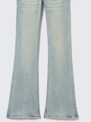 Ljusblå utsvängda jeans - Snygga ljusblå jeans med utsvängda ben och diskreta slitningar framtill. Jeansen har klassisk femficksmodell och hög midja. Perfekta för dig som gillar retrostil och vill ha ett par bekväma och trendiga jeans i garderoben. Storlek 26/30❤️