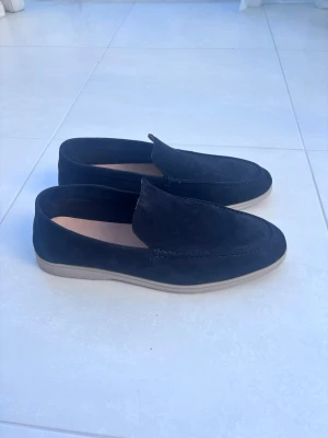 Loro Piana Summer walks Storlek 46 - Säljer ett par loafers från Loro Piana i storlek 46. Använda ett fåtal gånger och är i princip i nyskick.