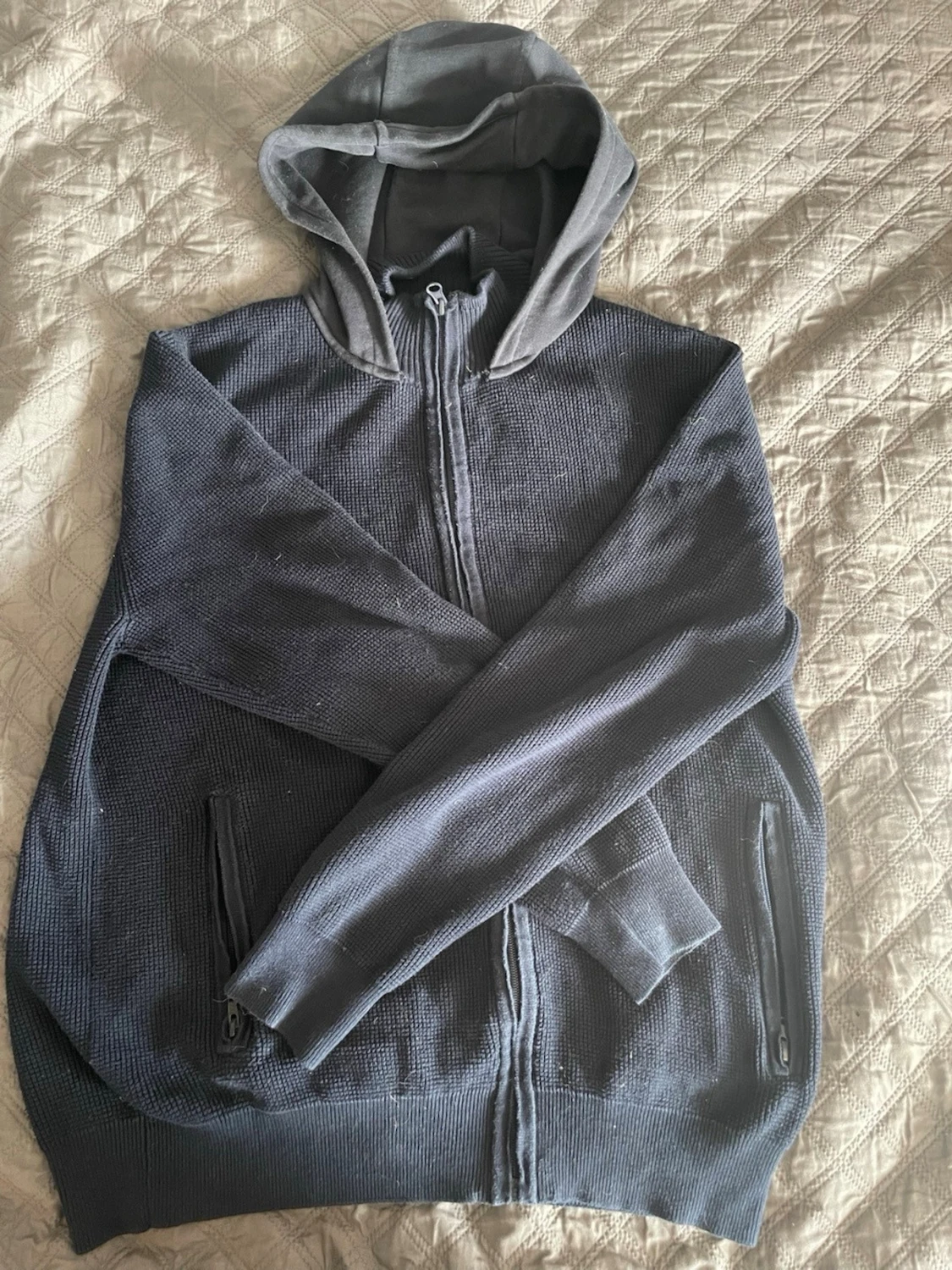 Mörkgrå zip-hoodie med fickor