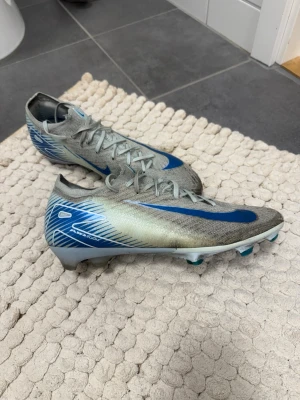 Nike mercurial vapor elite  - Säljer nu ett par vapor elite, som bilderna visar är dem använda och lite smutsiga. Men dobbar o själva skon är i bra skick och fungerar utmärkt!