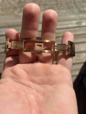 Audemars Piguet Royal Oak guldarmband - Snyggt armband i guld till Audemars Piguet Royal Oak. Länken har den klassiska designen med AP-logga på spännet och är tillverkad i metall med guldfinish. Perfekt för dig som vill uppgradera din klocka med en exklusiv känsla.
