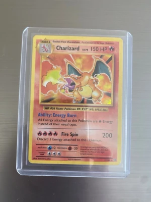Charizard Pokémonkort holografiskt - Charizard Holo XY Evolutions 11/108” Sleeve + hard case” Bra skick, se bilder” Pris kan diskuteras. 
