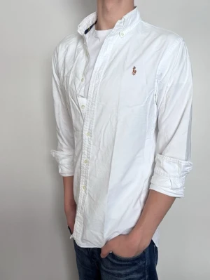 Ralph Lauren Skjorta - Följare får 100kr rabbat på originalpriset! Skjortan är från Ralph Lauren och har storleken M slimfit. Den är i ny skick och supersnygg. Nypris ca 1600kr! Glöm inte att följa🌊🍾