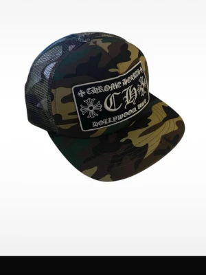 Camo keps från Chrome Hearts - Säljer en camo keps från Chrome Hearts. Bra skick kom med frågor och funderingar. Priset e inte fast i sten🌸😄