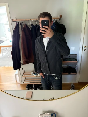 Jacka från John Henric  - Skit snygg mörkblå jacka från John Henric ! Perfekt nu under våren och till sommaren!! Mycket bra skick! Storlek S!