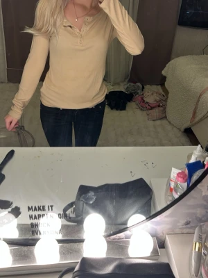 Beige långärmad topp med knappar - Snygg beige långärmad topp med knappar framtill, använd men den är som ny 💞💞