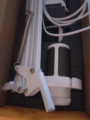 Vit maono topp mikrofon med stativ och arm - Säljer en vit maono mikrofon med svart nät, komplett med justerbar arm och fäste. Mikrofonen har en ratt för mic gain och ansluts med kabel. Perfekt för streaming, podd eller gaming. Snygg och stilren design i metall och plast med rgb belysning. Nypris är 1000kr