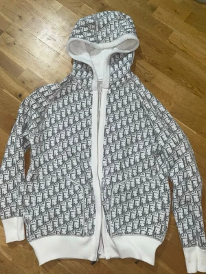 Zara tröja  - Aldrig använd, passar storlek L/M