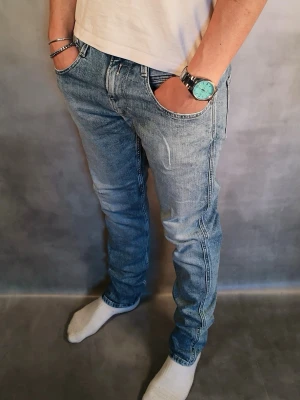 Replay Anbass - - Replay Anbass — Storlek 30/32 — 8/10 - Bra skick, finns täcken på användning — Inkluderat - Jeans — Retail 2000kr — Modellen är 180cm, 65kg