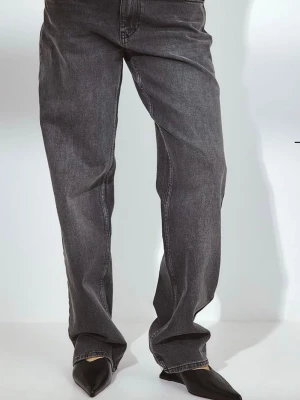 Grå  jeans i denim - Snygga grå jeans. Aldrig använt då de är i fel storlek tyvärr. Helt nya utan prislapp.