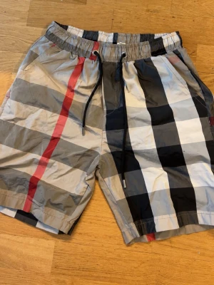 burberry shorts - säljer ett par burberry shorts pga att dom e för små. str:S riktigt snygga till sommaren pris kan diskuteras!!