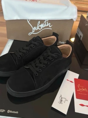 Christian Louboutin Svart - Svarta Christian Louboutins i strl 43. Skorna är helt nya utan några tecken på användning. Priset är diskuterbart så skriv till mig vid frågor eller funderingar😊🤝.