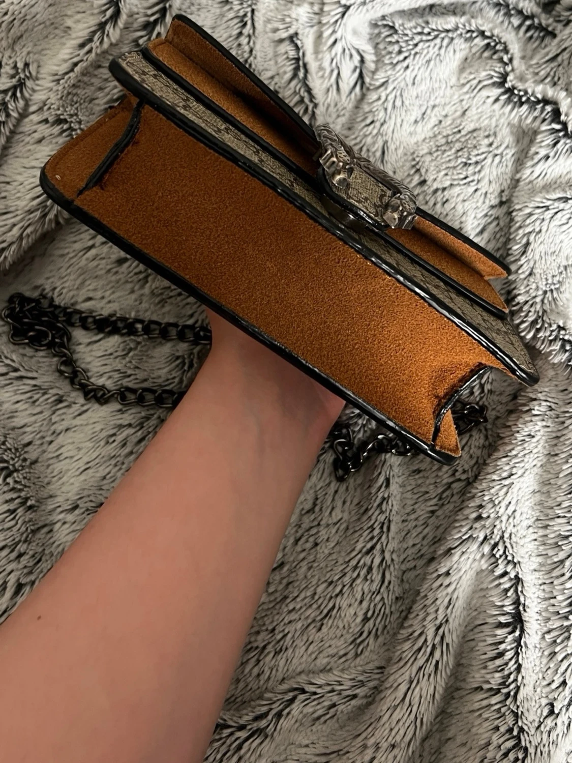 axelväska med monogram och kedja - 4