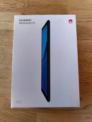 Huawei MediaPad T5 10.1" surfplatta - Huawei MediaPad T5 är en stilren svart surfplatta med 10.1-tums skärm och tunna kanter. Perfekt för streaming, surf och appar. Snygg design i plast och glas, lätt att ta med överallt. Android-system och tydlig display för både spel och film.  Paddan har 3 gb ram samt 32 gb minne.  I absolut nyskick med orginalkartong, det enda negativa är att jag har slarvat bort micro-USB sladden annars är allt original. Ingår ett skal till den som suttit på sedan dag ett. Väldigt lite använd!