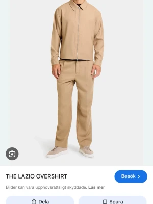 Beige Set från Icon Amsterdam  - Stilren beige set från Icon Amsterdam. Aldrig använt. Nypris strax över 800kr. Finns ej i deras kollektion längre!    Byxa storlek 32 (M 175/180 cm) Overshirt storlek M! Skriv för fler bilder 
