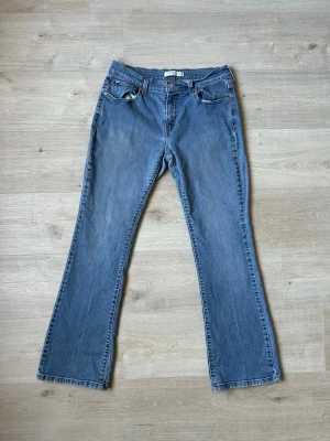Blåa Levis 515 Bootcut Jeans Storlek M - Fina Levis Jeans i blå färg. Jeansen är i mycket bra skick och sparsamt använda. |  Äkta som allt annat jag säljer! ✅ |  Storlek: | M Skick: Mycket Bra Skick | Färg: Blå | Märke: Levis | Modell: Jeans |   Hör gärna av dig vid frågor så svarar jag så fort jag kan! 😁|  (Sku - 99)