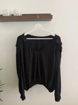 Svart blus  - Superfin blus från Kappahl med stretchigt material, den är som ny! 