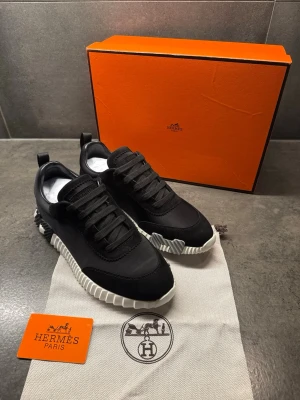 Hermes skor - Säljer nu mina riktigt feta Hermes skor som är sprillans nya. Storlek 42. Helt oanvända. Hör av dig vid minsta lilla fundering. 