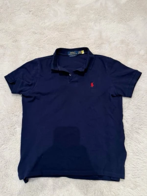 Ralph lauren polo shirt navy - Riktigt bra skick- otroligt fin passform.