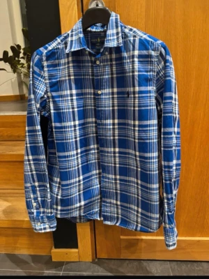 Ralph lauren skjorta - Säljer denna sjukt snygga å populära ralph lauren skjortan, blårutigt mönster som passar sjukt bra till de mesta å lyfter dina outfits!Storleken är XL,18-20år och sitter som en vanlig herr M. Nypris över 2000 mitt pros 699kr!Bara höra av sig vid funderingar!