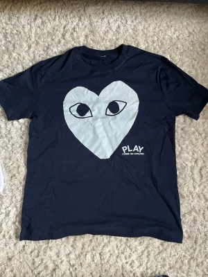 Svart Comme des Garçons Play t-shirt - En svart t-shirt från Comme des Garçons. Storlek XS men passar nog S. Fraktar inom 48 timmar!