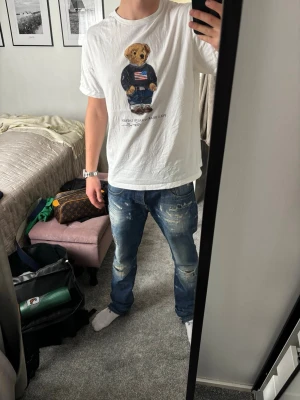Ralph lauren Bear T-shirt - Tjena, säljer nu denna feta raffe tröja som är i storlek 18-20 vilket är XS ish, är 172 och den sitter väldigt bra på mig. Hör av er vid fler frågor eller funderingar!