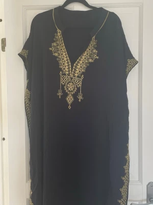 Gandoura - Gandoura med gulddetaljer. Använd ca 1-2 gånger.