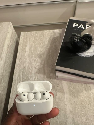 Apple AirPods Pro med laddningsetui - Säljer ett par vita Apple AirPods Pro gen 3. Säljer på grund av att jag fick den i present av min syster och har redan har andra. Pris kan diskuteras vid snabb affär. Finns i Malmö. 