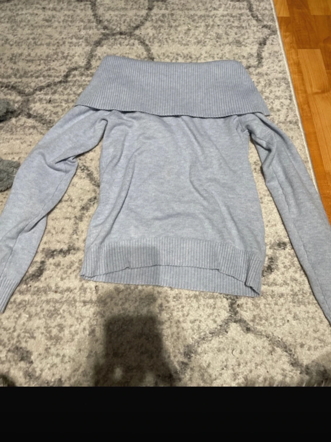 Ljusgrå off shoulder stickad tröja