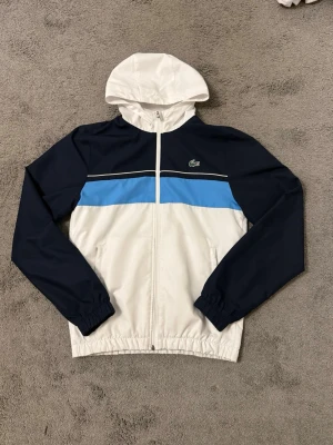 Lacoste vindjacka - Lacoste jacka. Storlek M passar oxå på Small, Bra skick 9/10 