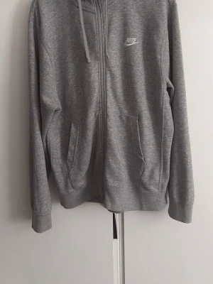 Grå zip hoodie från Nike - Säljer min nike zip hoodie använder inte den längre nice o skön i tyget