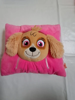 Supersnygg Skye Paw Patrol kudde i jättefint skick - Ny rosa kudde från barnserien Paw patrol med hunden Skye på. Oanvänd. Köpt och glömd i garderoben.