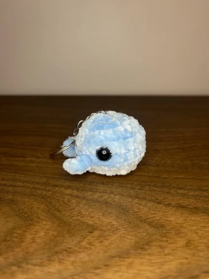 Virkad nyckelring val - Virkad nyckelring med en söt liten val, cirka 5,5cm lång från nos till bakfenorna☺️ 