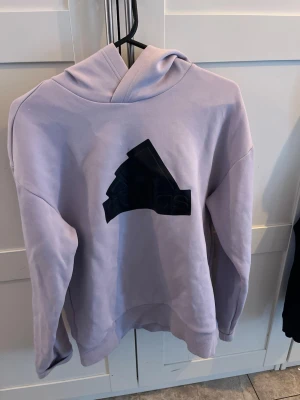 Adidas hoodie  - Säljer en Adidas hoodie som är lila den är inte använd jätte mycket storlek S