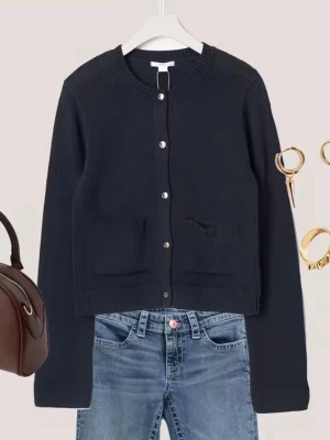 Mörkblå stickad kofta med fickor - Mörkblå stickad kofta med rund hals och knappar framtill. Koftan har två praktiska fickor på framsidan och ribbade muddar vid ärmslut och nederkant. från gina young 158-164