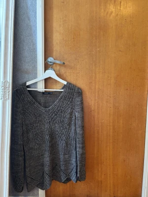 Grå stickad tröja  - Fin grå stickad tröja med mönster 