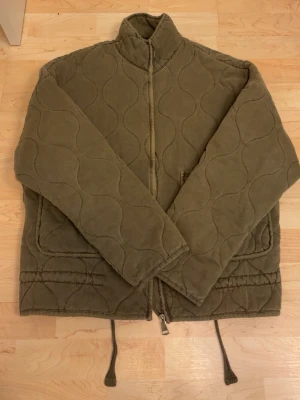 grön quiltad jacka  - Nypris 800 ish, har använt den runt 5 gånger tidigare 💕 