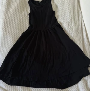 Klänning - Jättefin svart kort klänning med en figurnära överdel & utställd kjol. 💓💓 storlek XS. 🎀 aldrig använts.