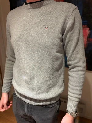Gant tröja  - Supersnygg stickad tröja från Gant! Sparsamt använd. Passar till både vardags samt mer festliga tillfällen. ✨  PS: Min kille har vanligtvis strl M i tröjor, men denna passar honom bra! Lappen med loggan på har även släppt i ett hörn, men inget man tänker på.