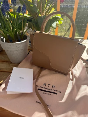 ATP atelier väska i brun beige  - Det var Super fin väska som passar perfekt nu till sommaren! 🍒 Man får med dustbag och det långa bandet. Äkta läder 💞 Guld detaljer Nypris: 3900kr 💝 Köpt på NK i Mars