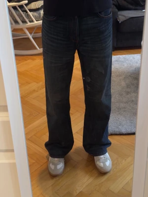 Acne studios 2021m - Ett par riktigt schyssta acne jeans de sitter typ som en relaxed bootcut i storlek 30 32 och är i väldigt bra skick självklart äkta   Midjemått ca 40cm Innersöm ca 83cm  Fotöppningen ca 25cm