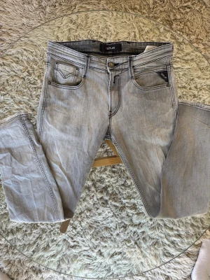 Replay Anbass - Replay Anbass i storlek 30/30. Fint skick.  Midjemått: 40cm Innebenslängd: 93cm Ytterbenslängd: 71cm  Hör av dig vid frågor!