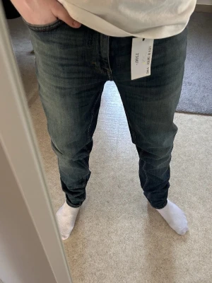 Tiger of sweden jeans (HELT NYA)  - Säljer ett par klassiska blå jeans från Tiger Of Sweden med snygg tvätt och raka ben. Jeansen har fem fickor och diskreta sömmar, perfekt för dig som gillar en enkel och stilren look. Materialet är mjukt och bekvämt denim. Nypris 1200kr aldrig använda!