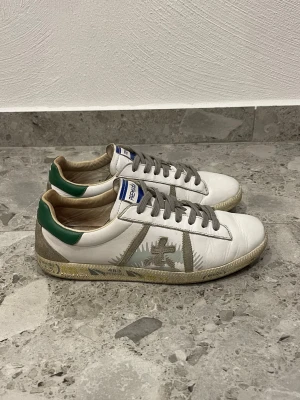 Vita Premiata sneakers  - Premiata Sneakers || Storlek 40 || Skorna är i bra skick || Tveka inte på att höra av dig vid frågor eller funderingar 