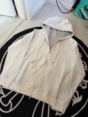 CD 2-sided white zipper  - Size M, true to size. Very comfortable and fits nicely. Brand new